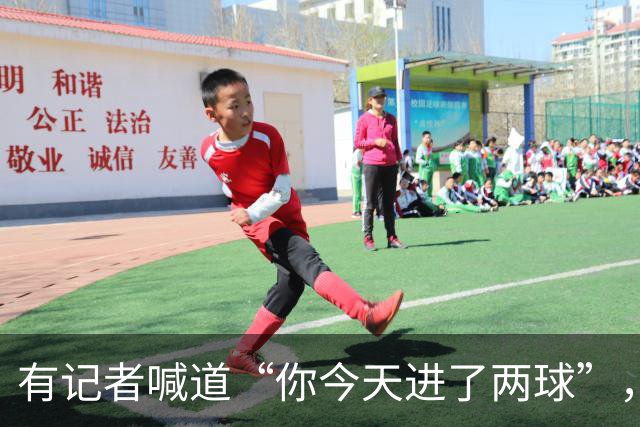 有记者喊道“你今天进了两球”，C罗笑着回应：只进一球